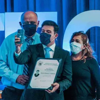 Familia tomándose una selfie con título universitario.