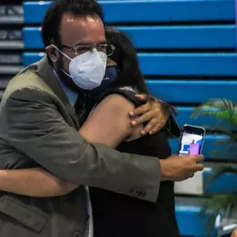 Papá abrazando a su hija graduada