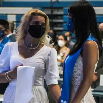 Mamá e hija en ceremonia de graduación