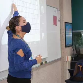 Maestra de PrepaTec dando clase en la nueva normalidad.