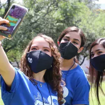 Alumnas tomando selfie en Jardín de las Carreras durante 78 Aniversario del Tec de Monterrey, campus Monterrey