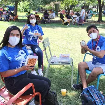 Estudiantes del Tec con su playera azul en el Jardín de las Carreras durante celebración del 78 Aniversario del Tec en campus Monterrey