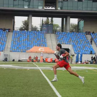 Juan-Gonzalez-realizando-jugada-en-NFL-international-combine-mexico-2021