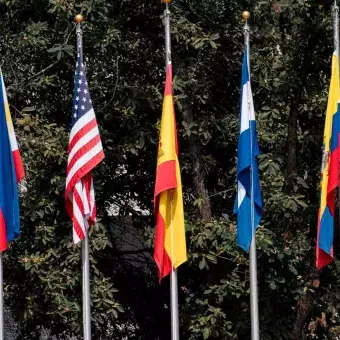 banderas-de-alumnos-extranjeros-en-campus-monterrey-árbol-de-la-fraternidad-2021