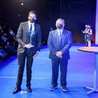 Jorge Martínez acompañado de Jorge Lozano Lain, director de Bienestar y Consejería.