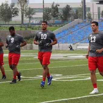 Jugadores-trotando-en-NFL-international-combine-mexico-2021