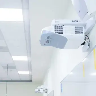 Equipamiento en aulas de Profesional y PrepaTec