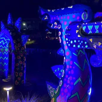 Alebrije iluminado por la noche en el campus Monterrey