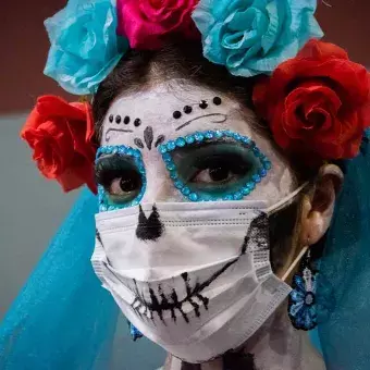 La catrina muestra su maquillaje e indumentaria final