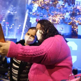 Familias posaron frente al recién iluminado pino.