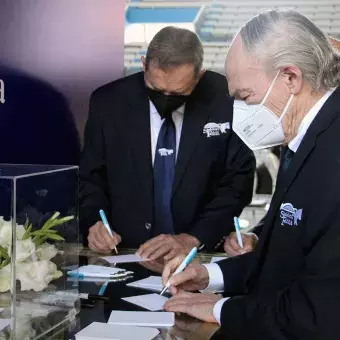 Miembros del Salón de la Fama escribiendo mensajes en honor a Ramón d ela Peña.