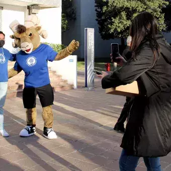 Teus recibió a los estudiantes en la entrada del Edificio CIAP