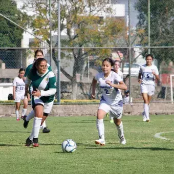 Enfrentándose a media cancha.