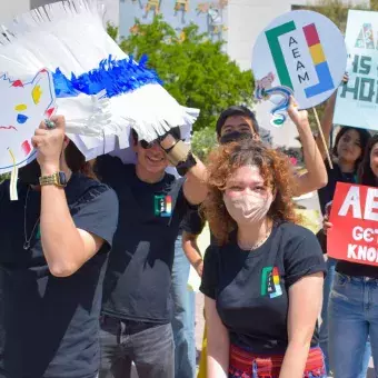 Alumnos de Asia al inicio del desfile cultural 