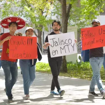 Alumnos de Jalisco con sus tradicionales sombreros de charro