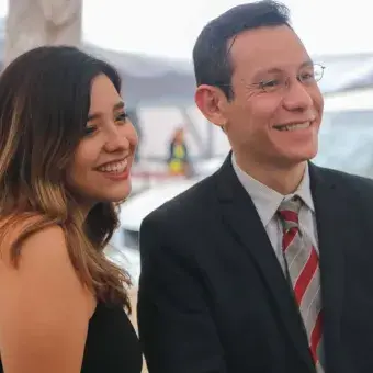 Profesor con alumna de doctorado 