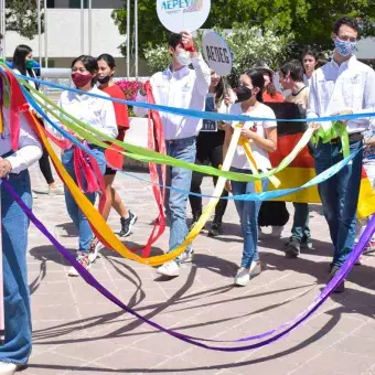 Alumnos de la península de Yucatán llenaron de color el desfile