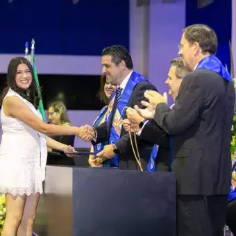 Ana Fernanda Martínez recibe reconocimiento como mejor promedio de prepa Bicultural