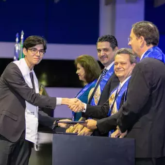 Juan Pablo Villalobos al momento de recibir su reconocimiento