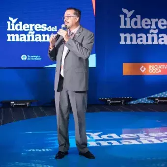 Octavio Barriga director del Tec en Hidalgo presenta generación