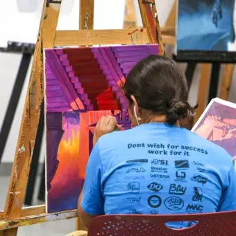 Estudiante pintando un cuadro en Sonora Norte