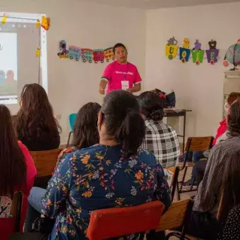 Voluntarios ofrecen contenidos de utilidad para las comunidades escolares.