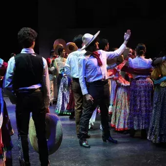 Baile folclórico de Jalisco en el espectáculo de Estampas de México del Tec Guadalajara.