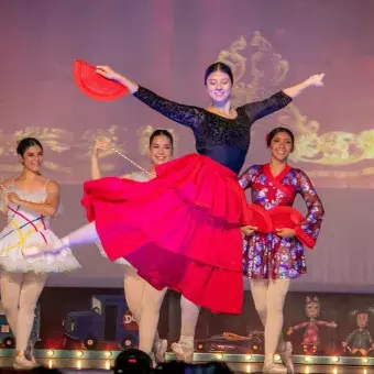 Tec Pue da bienvenida a las fiestas con música, luces y ballet (fotos)