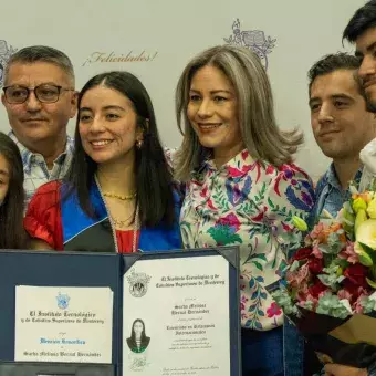 Familia con egresada de campus Puebla