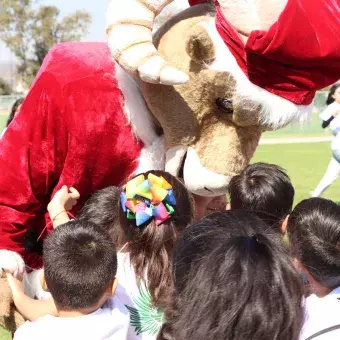 Niños disfrutando de Operación Santa