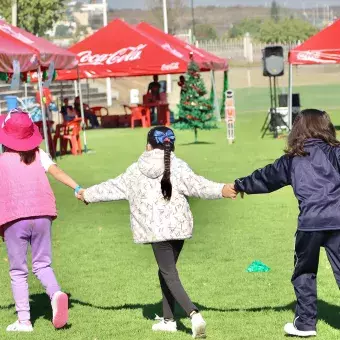 Niños disfrutando de Operación Santa