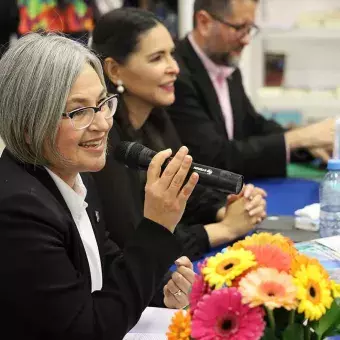 Presentan libro universidad cocredora del futuro en la FIL Guadalajara.