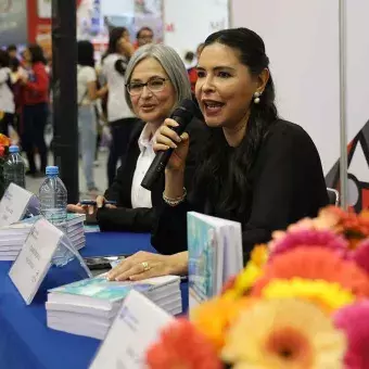 Presentan libro universidad cocredora del futuro en la FIL Guadalajara.