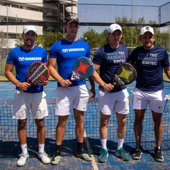 Los alumnos y los exatecs listos para el juego de exhibición