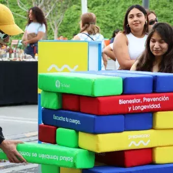 Jóvenes jugando jenga.