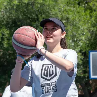 Chica jugando básquetbol