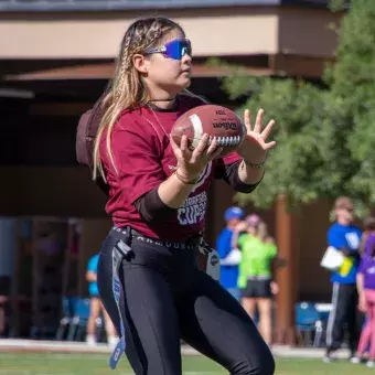 Chica con balón de football