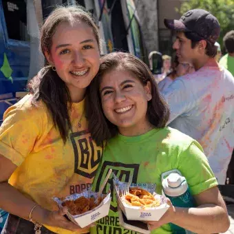 Chicas posando con chilaquiles