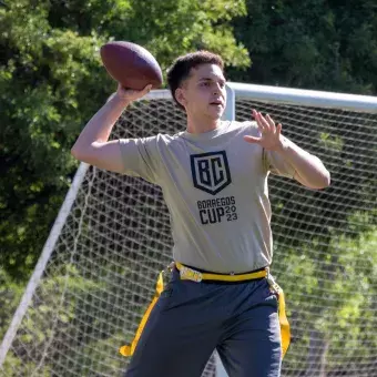 Joven en deporte lanzando balón de football