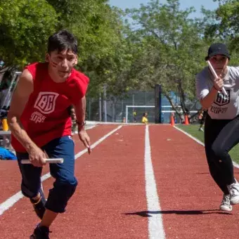 Jóvenes en carrera de atletismo