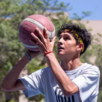 Joven con pelota de básquetbol