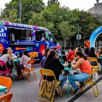 Gente comiendo sobre avenida Junco de la Vega.