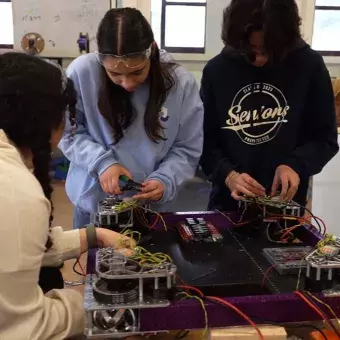 Integrantes del equipo de Overture trabajando en su robot.