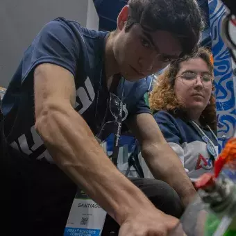 Alumnos de PrepaTec trabajan en su robot en el mundial de FIRST.