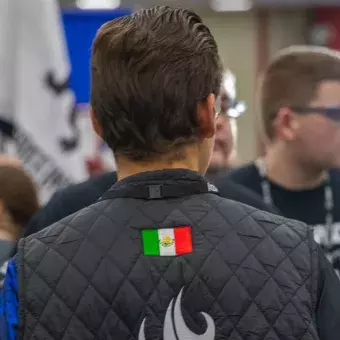 Estudiante de PrepaTec en los pits en el mundial de FIRST.