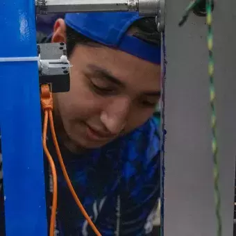 Estudiante de PrepaTec trabaja en pits en su robot en mundial de FIRST.