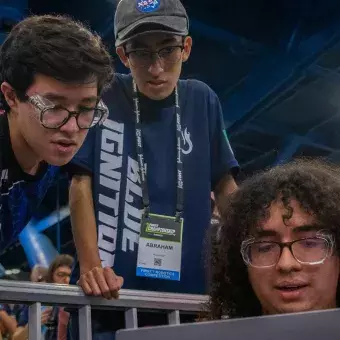 Estudiantes de PrepaTec en el mundial de FIRST trabajando en equipo.