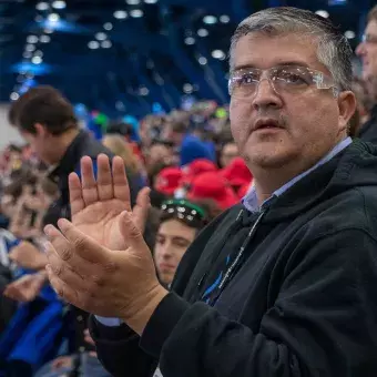 Profesor de PrepaTec en porra durante el mundial de FIRST.