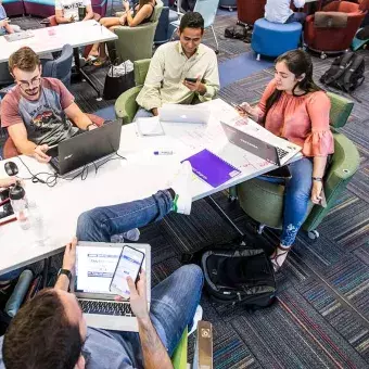 Alumnos y alumnas trabajando en el campus Monterrey