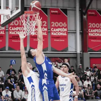 Borregos Hidalgo defendiendo su canasta contra Borregos Monterrey